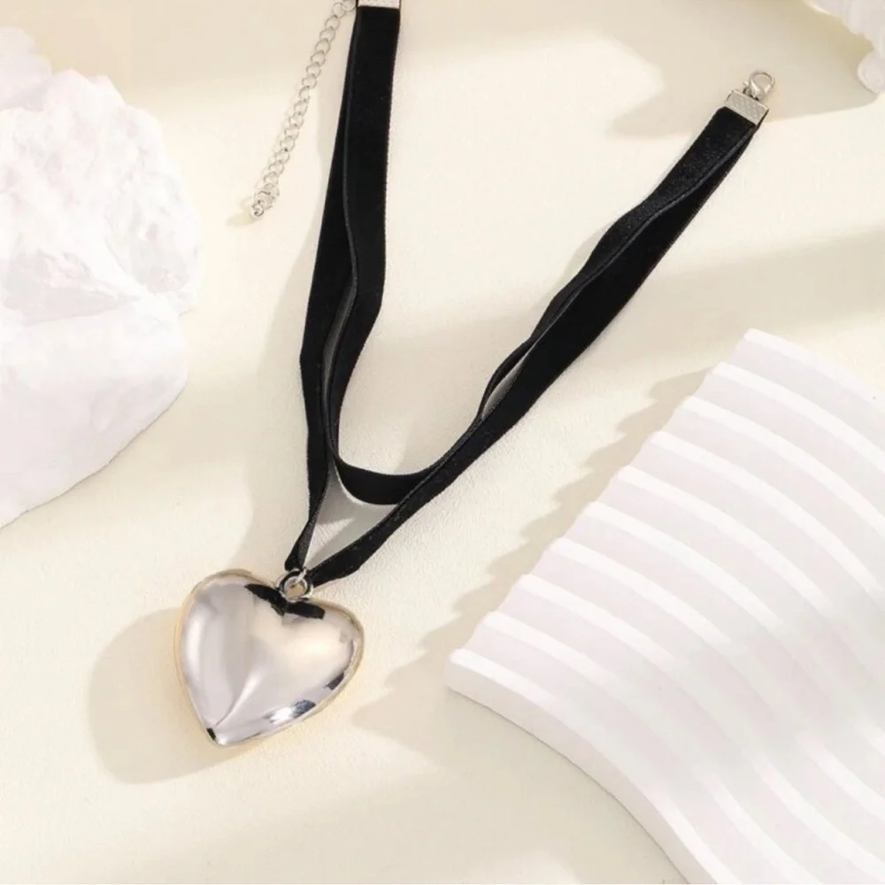 Y2K 90s Silver Heart Charm Velvet Choker Statement Necklace - Picture 3 of 7